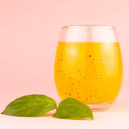 Zumo de mango y semillas de albahaca